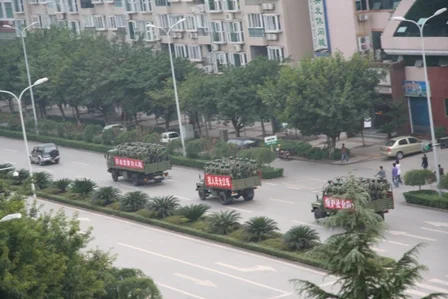 2006年11月,四川廣安市發生大規模警民衝突,軍車進入廣安街道 (網絡圖片)