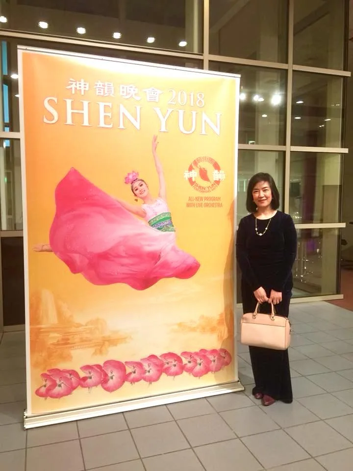 Jennifer at the Palace Theater during the intermission of Shen Yun performance. 在康州斯坦福(Stamford)看 神韻 。