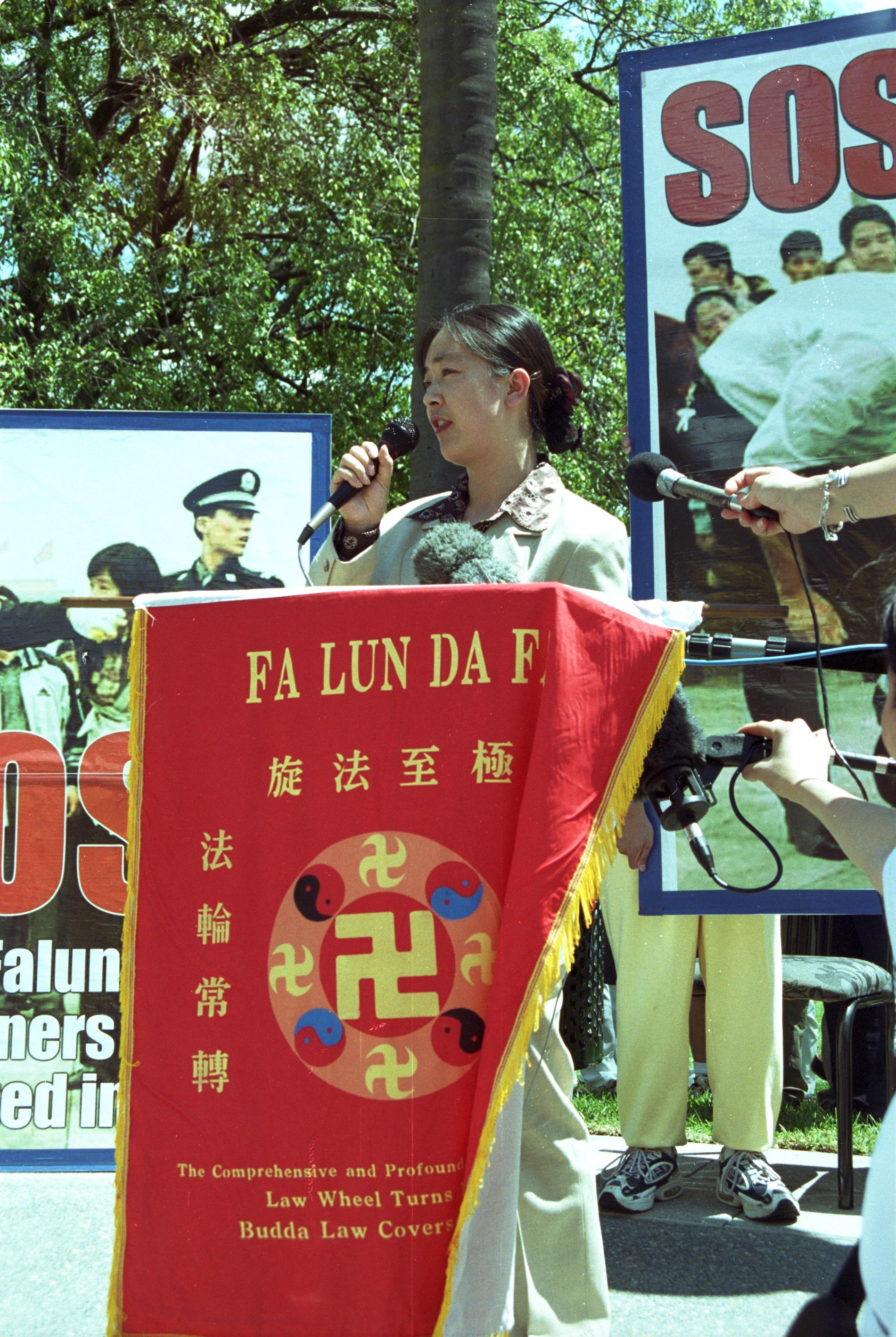 My first speech at Falun Gong's public rally in Brisbane, Australia on Oct 5, 2001. 