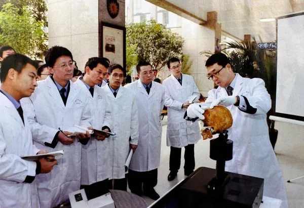 沒有醫學背景的王立軍(右1)被曝熱衷器官移植研究,參與中共系統活體摘取法輪功學員器官的罪行。(網路圖片)