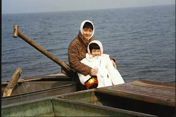 「我看著女兒的小臉,想交代母親兩句,讓他們將她送回北京或督促她好好寫作業,又覺多余,什麼也沒說。」(曾錚與女兒攝於河南平頂山。)