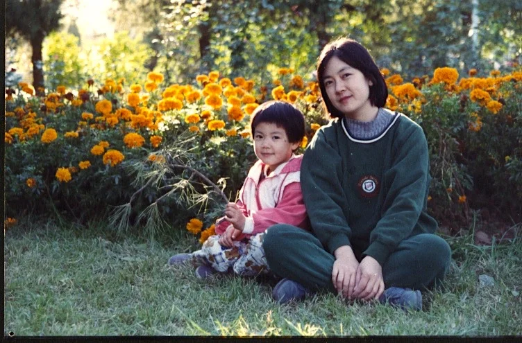 曾錚與女兒1985年攝於北京八大處公園。