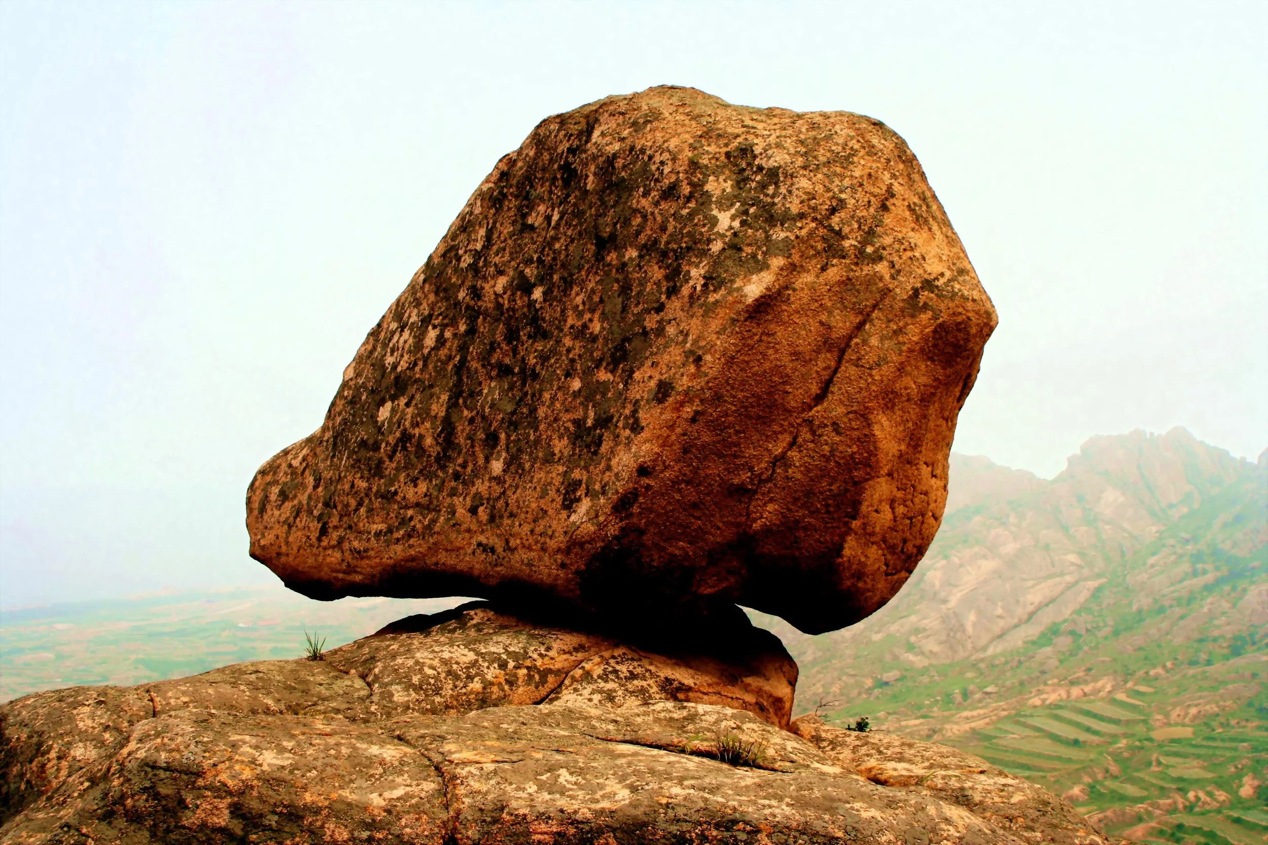 A Stone from Nowhere  青埂峰下