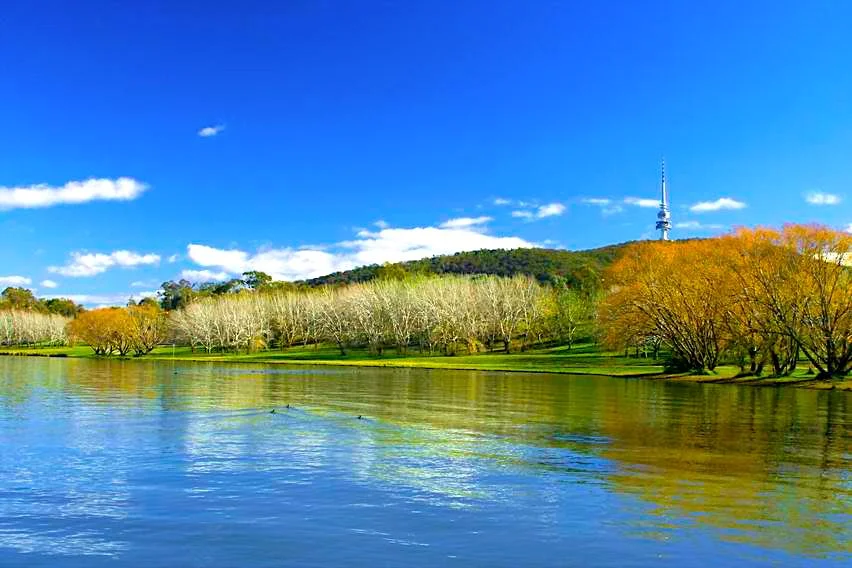 A Lake in Autumn  天心水影