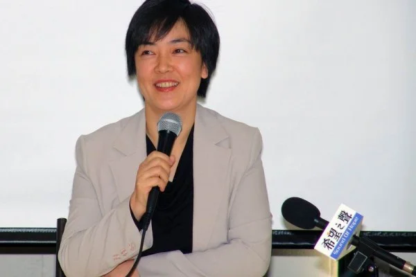 《靜水流深》作者曾錚女士在會上發言。(大紀元)