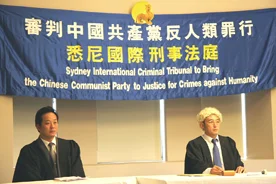 大法官袁紅冰和受案官王功彪(大紀元记者安娜摄) 