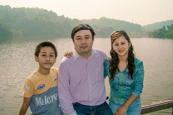Yiming Li with his parents. 