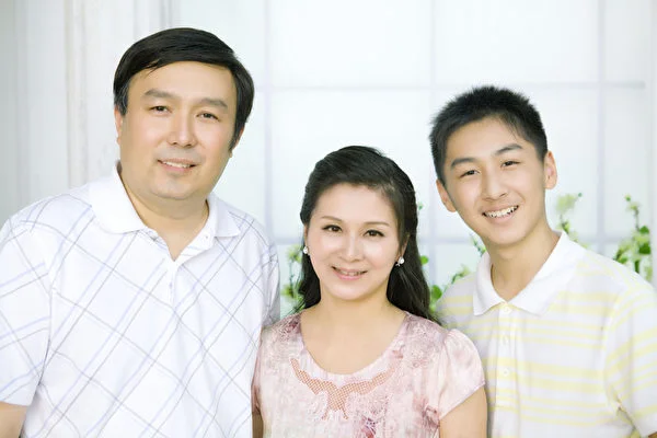 Yiming Li with his parents. 