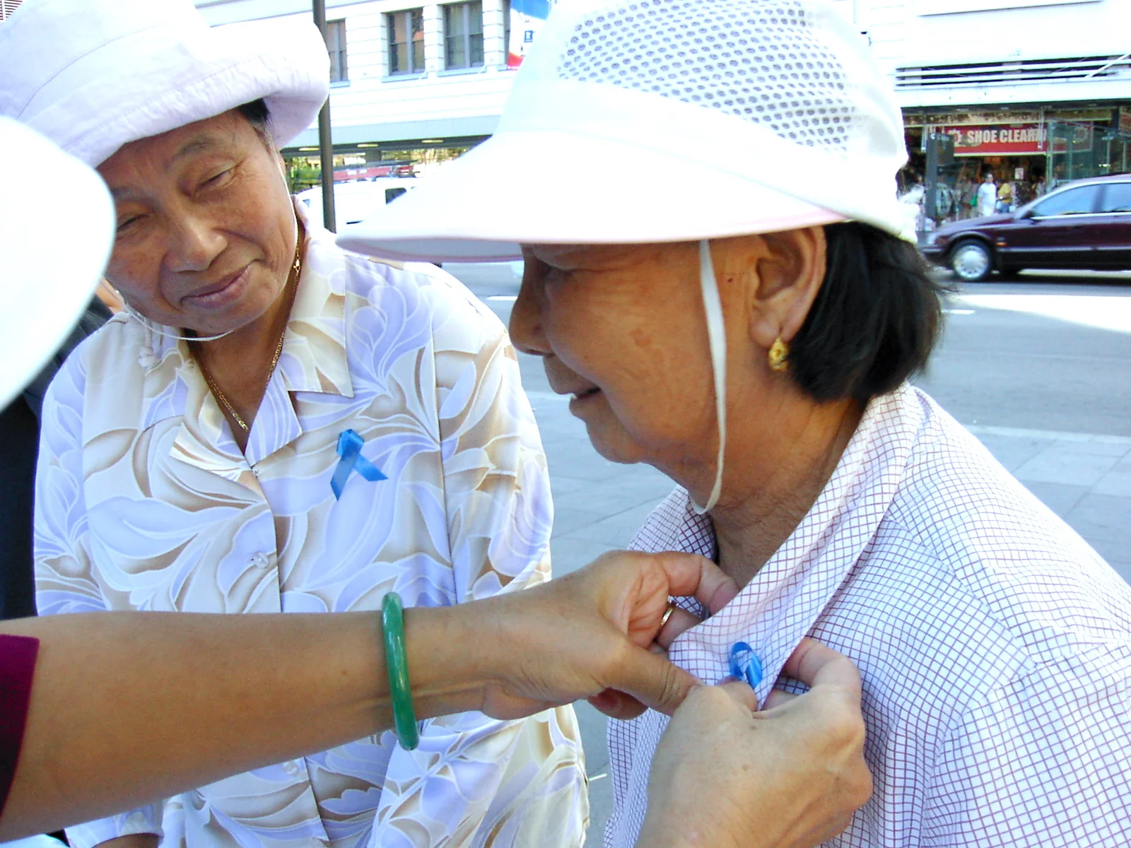 In Support of Human Rights【攝影賽作品】系上藍絲帶，爲心中不滅的渴求