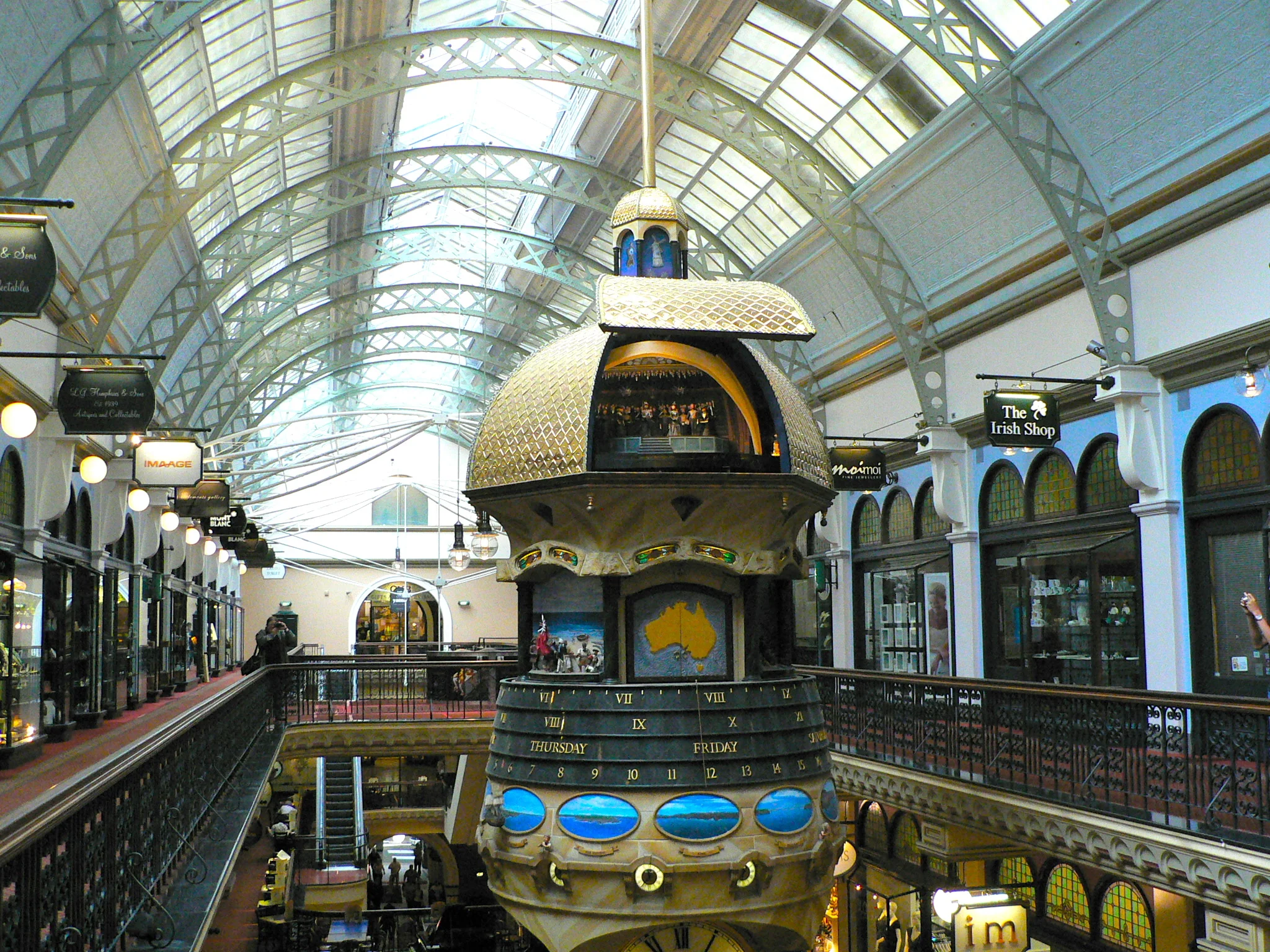 Inside QVB 維多利亞女王大廈