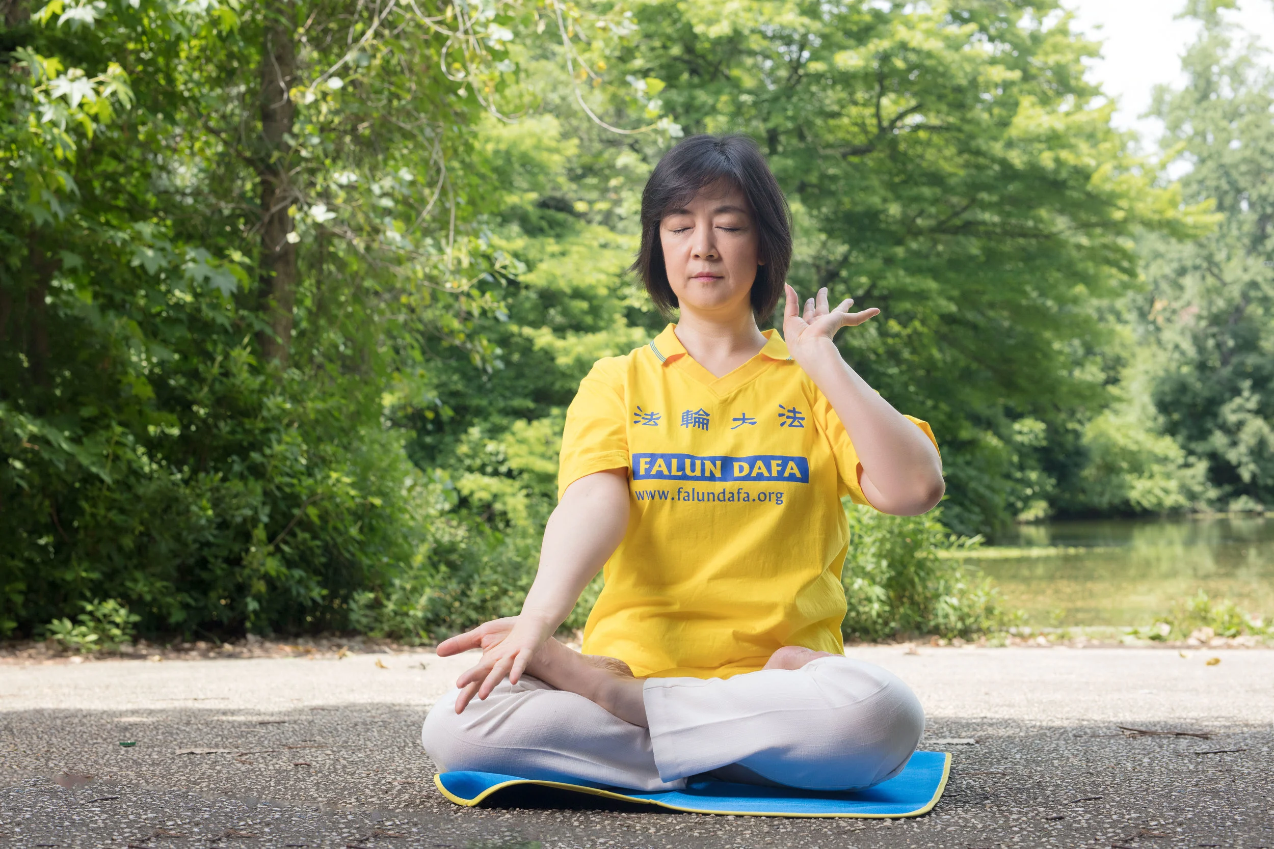 Jennifer doing the 5th exercise of Falun Dafa , Reinforcing Supernatural Powers , at Prospect Park in New York on June 29, 2017. Photo credit: Benny Zhang.