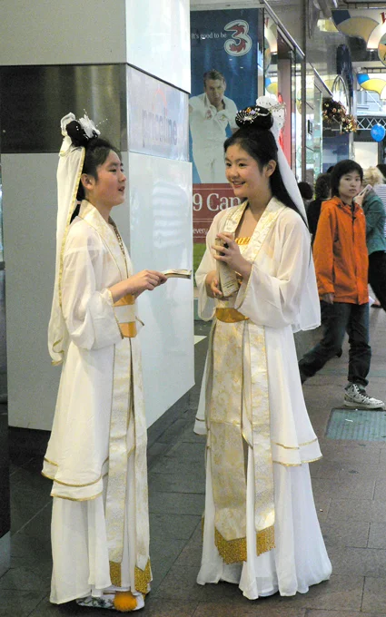 發累了,聊幾句。鑫鑫和Meladie是第一次見面,卻像親姐妹一樣聊得火熱。也許是共同的經歷使她們有了共同的話題?