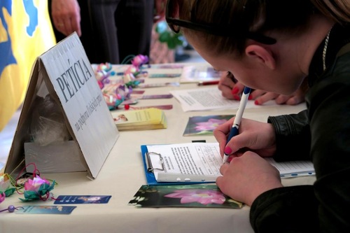 Students sign the petition after the screening, asking their government to help end the persecution of Falun Gong in China.