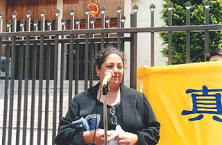 Myrna Mack talks about her experiences in Beijing at the press conference in front of the Chinese Consulate in Sydney on November 22, 2001.(en.ming.org) 孟娜(Myrna Mack)2001年11月22日在悉尼中領前舉行的新聞發布會上講述自己在北京的經歷。(圖片來源:明慧網)