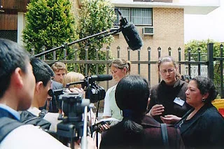 Myrna Mack talks about her experiences in Beijing at the press conference in front of the Chinese Consulate in Sydney on November 22, 2001.(en.ming.org)孟娜(Myrna Mack)2001年11月22日在悉尼中領前舉行的新聞發布會上講述自己在北京的經歷。(圖片來源:明慧網)