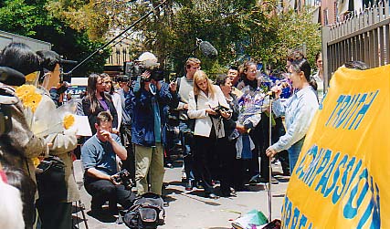 Jennifer Zeng talks about her experiences in Beijing Female Labour Camp in front of the Chinese Consulate in Sydney on November 22, 2001.(en.ming.org) 曾錚2001年11月22日在悉尼中領前舉行的新聞發布會上講述自己在北京女子勞教所受迫害的經歷。 (圖片來源:明慧網)