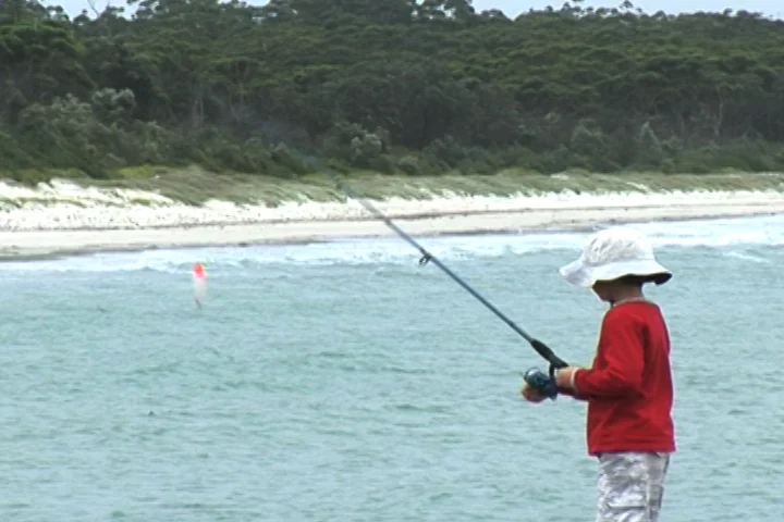 湖邊垂釣