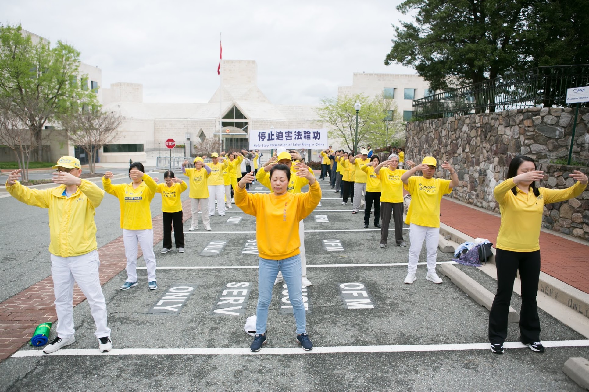 2019年4月14日,部份華盛頓法輪功學員在中領館前舉行紀念「四·二五」萬人上訪二十週年活動。(攝影: Lisa Fan, 大紀元)