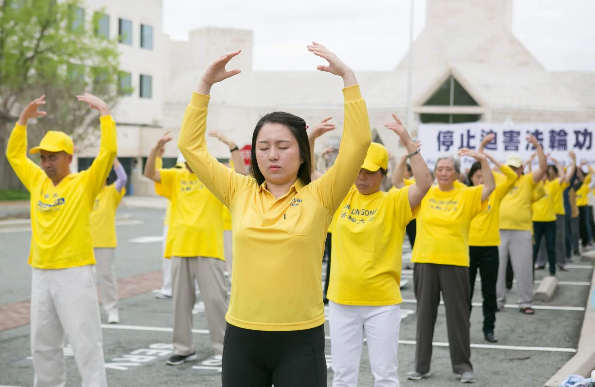 2019年4月14日,部份華盛頓法輪功學員在中領館前舉行紀念「四·二五」萬人上訪二十週年活動。(攝影: Lisa Fan, 大紀元)
