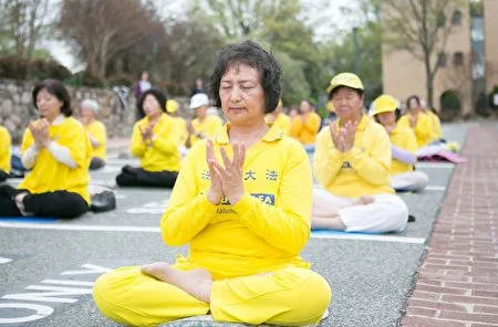 4月14日,華盛頓DC部分法輪功學員在中共駐美大使館外煉功,紀念425和平上訪二十周年。(李莎/大紀元)
