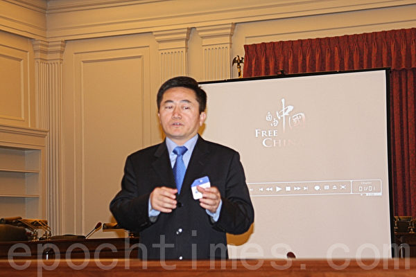 《自由中國》影片男主角李祥春博士分享了為什麼政商界人士應特別關注這部電影（攝影：唐超/大紀元）