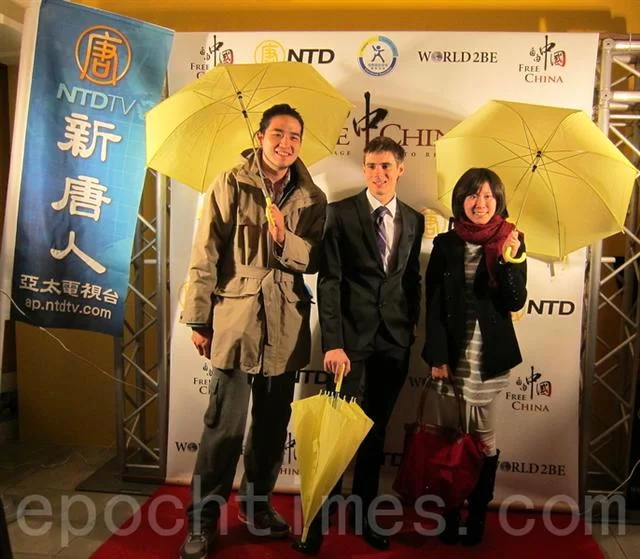 《自由中國:有勇氣相信》紀錄片,日前在臺北電影放映廳播放,民眾在電影放映會前,排隊與郝毅博拍照合影。(記者鍾元/攝影)