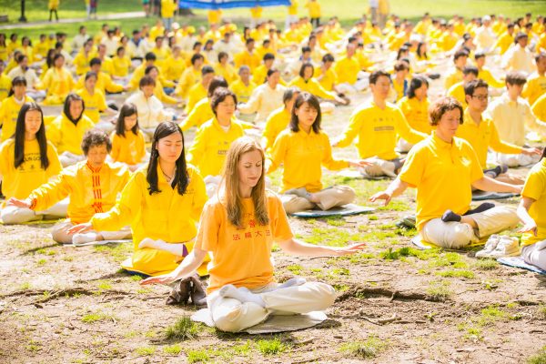 Falun Gong practitioners meditate in New York’s Central Park on May 10, 2014. (Dai Bing/The Epoch Times)