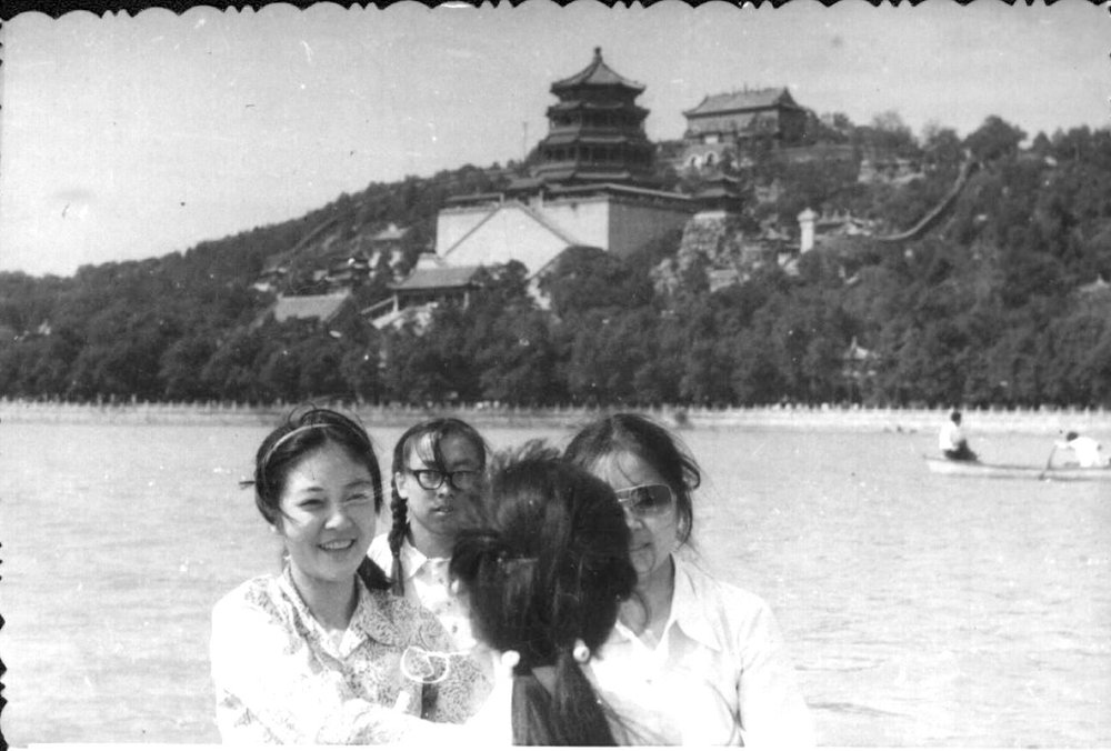 Jennifer and her roommate at Summer Palace in Beijing in September in 1984. 入大學後，第一次與同學們去頤和園玩。攝於1984年9月。