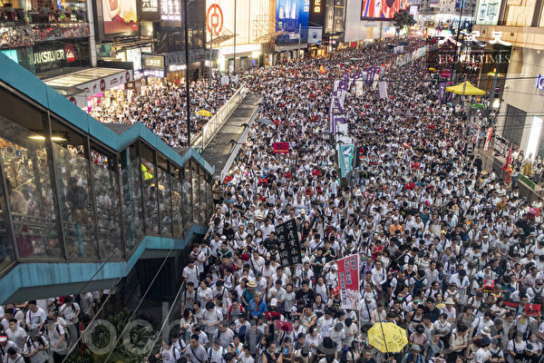 Hundreds of thousands of people take to the streets in protest against the proposed extradition bill in Hong Kong on June 9, 2019. (Yu Gang/The Epoch Times)