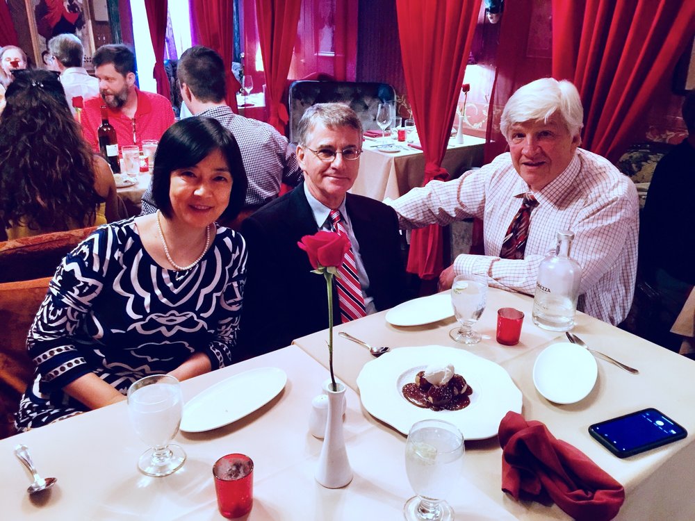 Having dinner with Chris Wright from  "Anti Communist Action Team "and Darian Diachok, author of  Escapes  () after the speech. 演講及採訪結束後，與華盛頓「反擊共產主義行動小組」負責人Chris Wright 及演講團成員及《 逃亡 》（  Escapes  ）一書作者Darian Diachok共進晚餐（是傳統基金會附近的一個法國餐廳）。