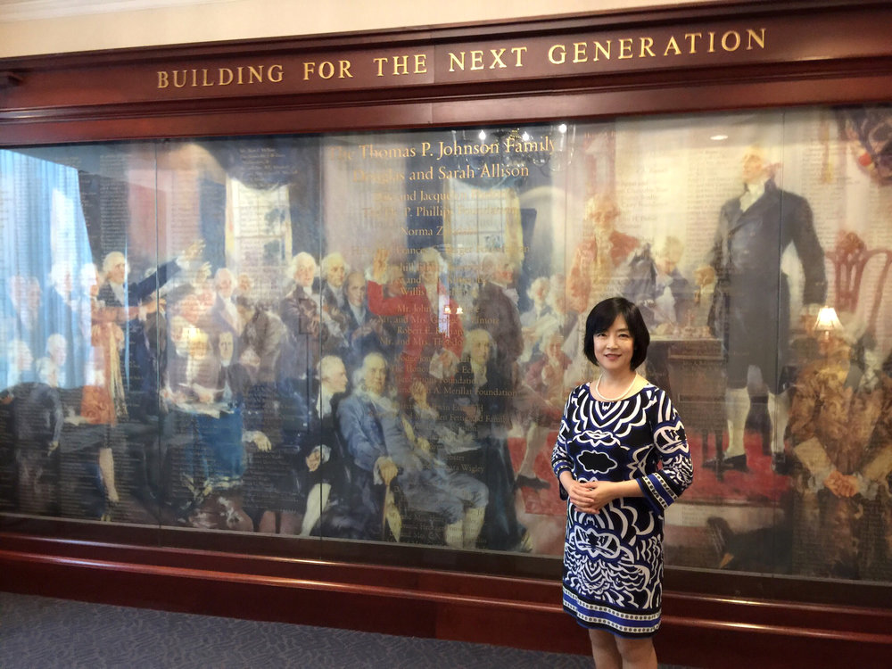 Taking a photo with the founding fathers of America after I gave a speech at the Heritage Foundation. 演講結束後，與美國建國之父們合個影。