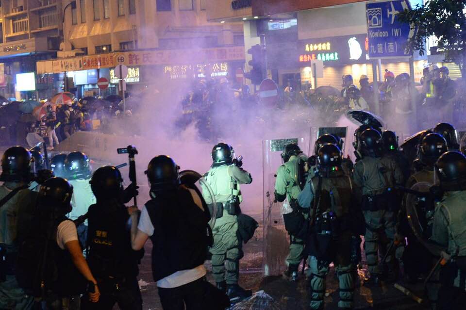 2019年7月28日，香港警察向示威民衆發催淚彈！  Credit：新唐人/大紀元攝影：宋碧龍