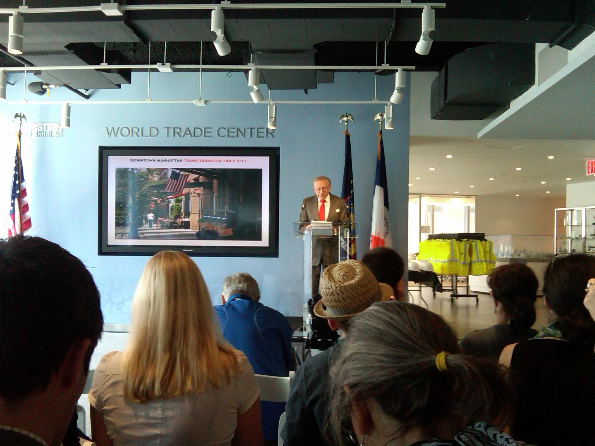 這個便是TOUGH的紐約人、世貿中心重建項目開發商西弗史丹在講話。