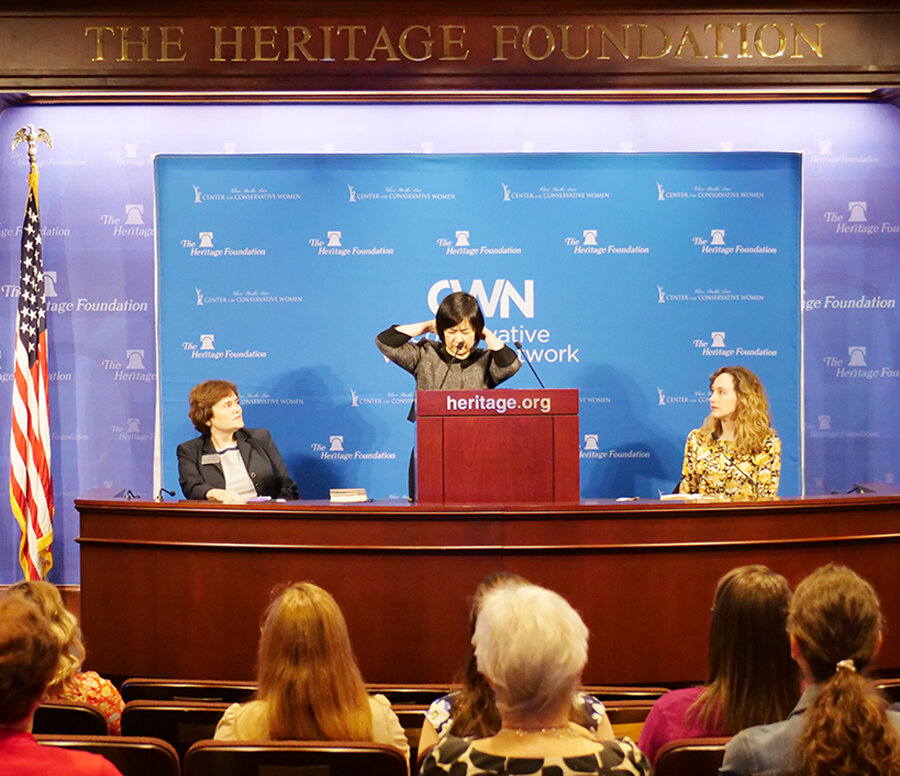 10月4日法輪功學員Jennifer曾錚女士在華盛頓傳統基金會應邀演講時演示她遭受過的迫害。（SOH/文興攝）