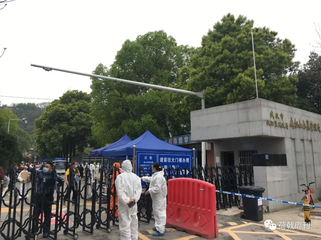 Accounts of Survivors: Those Who Collect the Ashes and Buy Graveyards 幸存者口述:那些领取骨灰以及购买墓地的人们