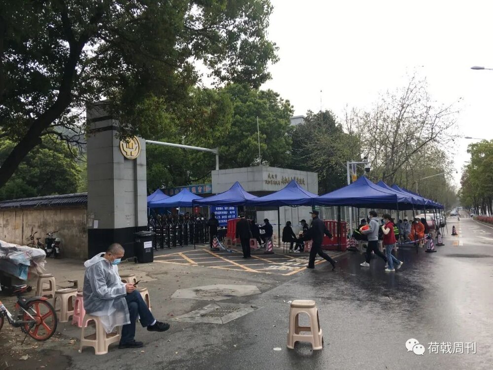 Photo: Family members of the dead go to Biandanshan Cemetery to store the ashes on March 23. (Credit: Heji Weekly)  3月23日下午，扁担山公墓门口，家属领取完骨灰，前来寄存。