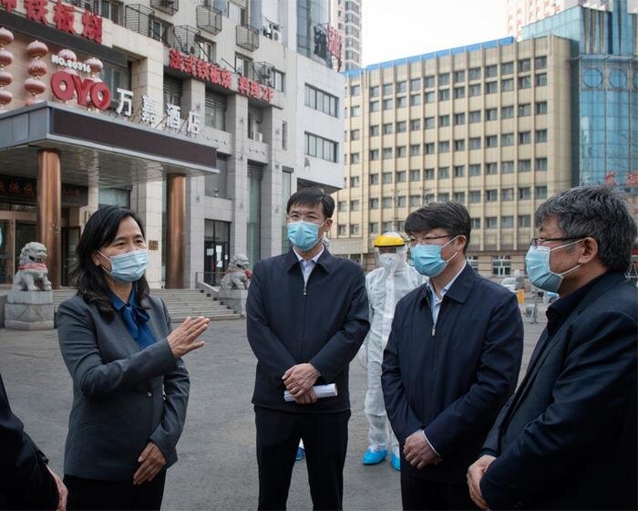 Yu Yanhong, Member of the Chinese Communist Party Group of the National Health Committee, Party Secretary and Deputy Director of the State Administration of Traditional Chinese Medicine, inspecting at the quarantine site at Mudanjiang Wanjia Hotel in Heilongjiang province. Credit: National Health Care Commission. 圖： 國家衛生健康委員會黨組成員，國家中醫藥管理局黨組書記、副局長余艷紅在牡丹江万嘉酒店隔離點考察。圖片來源：國家衛健委網站。