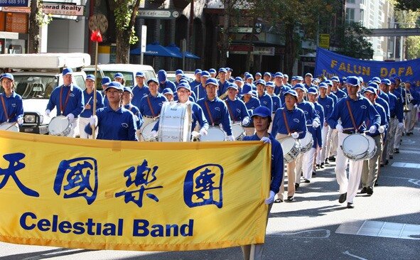 Jennifer holding the banner of Celestial Band(also Tianguo Marching Band)，on May 13, 2006, in the parade of the World's Falun Dafa( falundafa.org ) Day, in Sydney.  2006年5月13日，悉尼，世界法輪大法日遊行。我是天國樂團三個行進指揮之一。