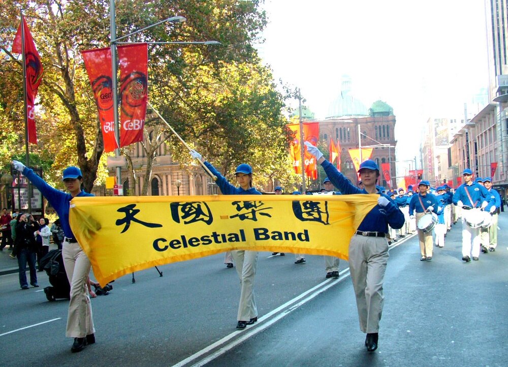 Jennifer acting as one of the conductors of Celestial Band(also Tianguo Marching Band)，on May 13, 2006, in the parade of the World's Falun Dafa( falundafa.org ) Day, in Sydney.  2006年5月13日，悉尼，世界法輪大法日遊行。我是天國樂團三個行進指揮之一。