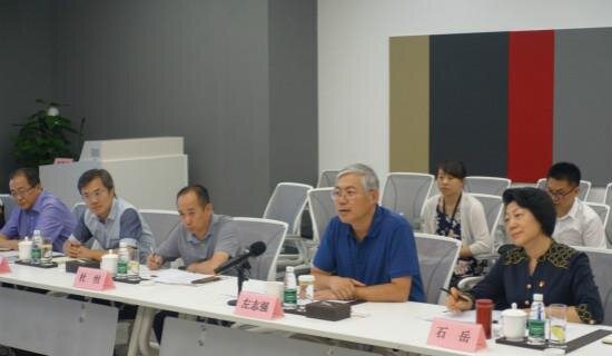 (Jennifer’s note: Jennifer’s note: the original Chinese report doesn’t offer a photo caption for this. According to the name card, the woman on the left is Shi Yue secretary of the Party branch of Haidian District Overseas Chinese Federation, the man next to her is Zuo Zhiqiang, secretary of the Party branch of the Information Dissemination Department