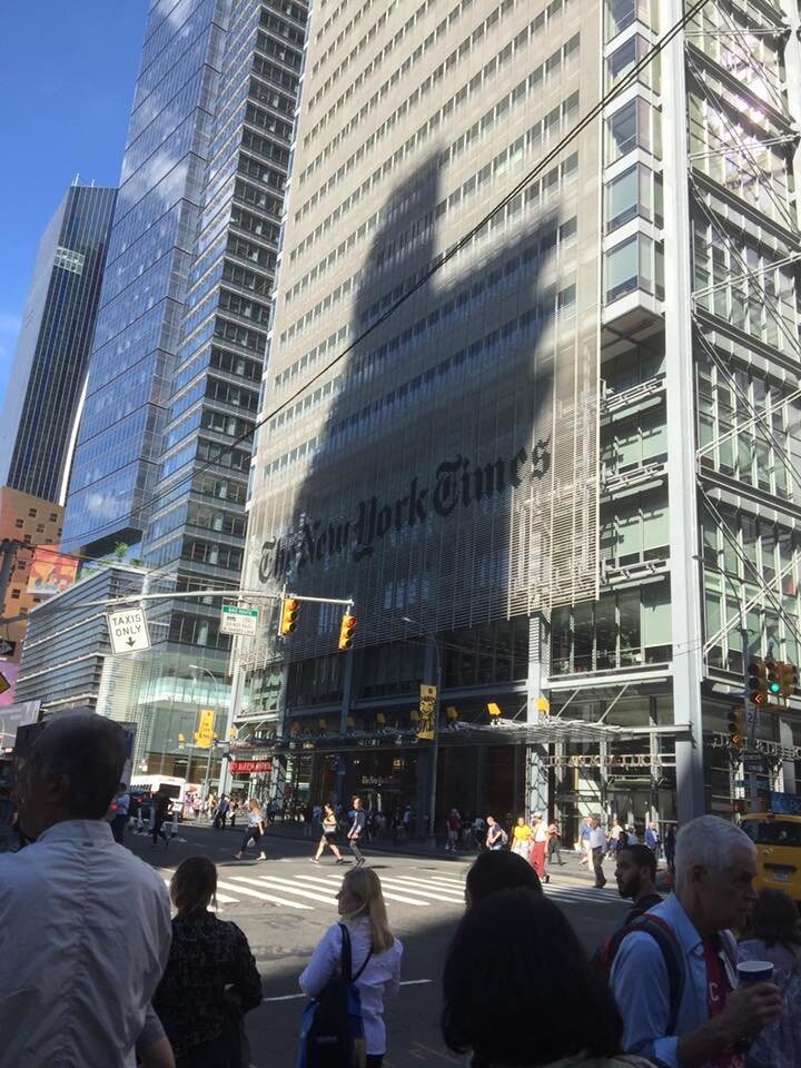 圖：陰影之中的紐約時報大樓，曾錚攝於2018年6月25日