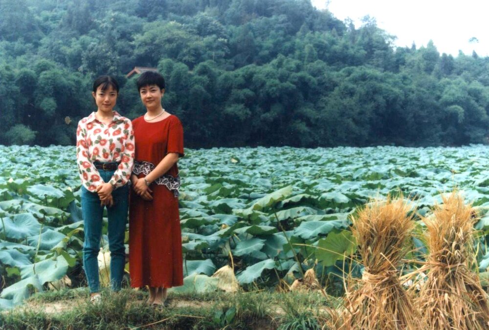 曾錚和小妹妹1996年攝於四川省中江縣朝中。