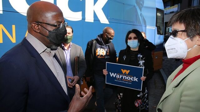 Jane Kim (second from right) and Democratic Senate candidate Raphael Warnock (D-CA) 金瑾（右二）与民主党参议员候选人沃诺克（Raphael Warnock）