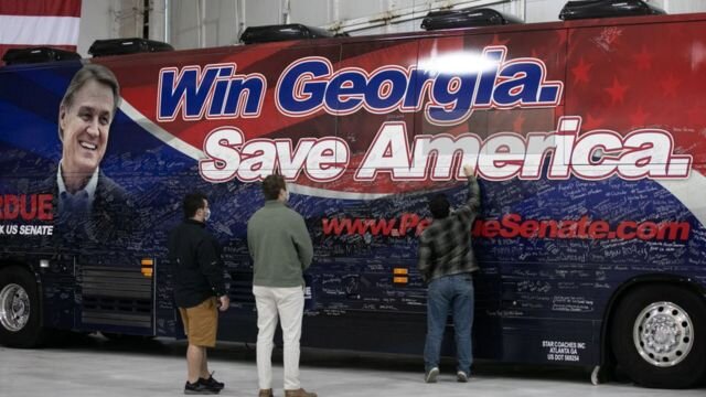 Supporters of Republican Congressman David Perdue (R-PA) 共和党议员珀杜(David Perdue)的支持者
