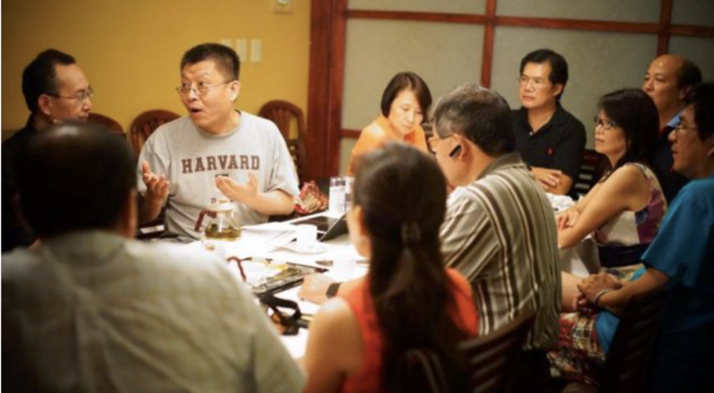 Yale Xiao (second from left) organized a campaign for city council in 2015 肖宇（左二）在2015年组织竞选市议员