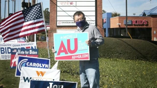 Yale Xiao held a rally in front of a local Chinese supermarket to support Biden for president 肖宇在本地一家中华超市门前举办集会,支持拜登竞选总统