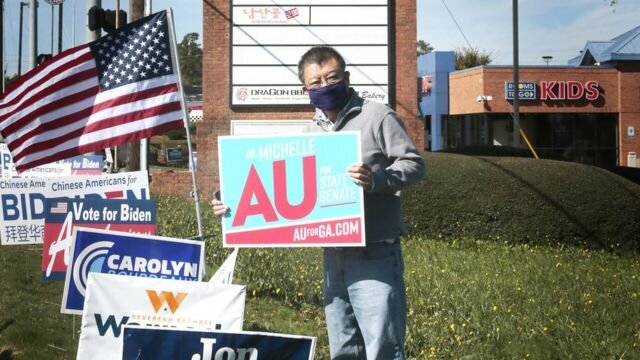 Yale Xiao held a rally in front of a local Chinese supermarket to support Biden for president 肖宇在本地一家中华超市门前举办集会，支持拜登竞选总统