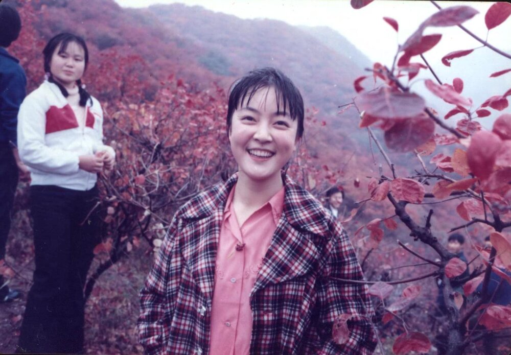 1985年秋,我與室友娟在香山上。