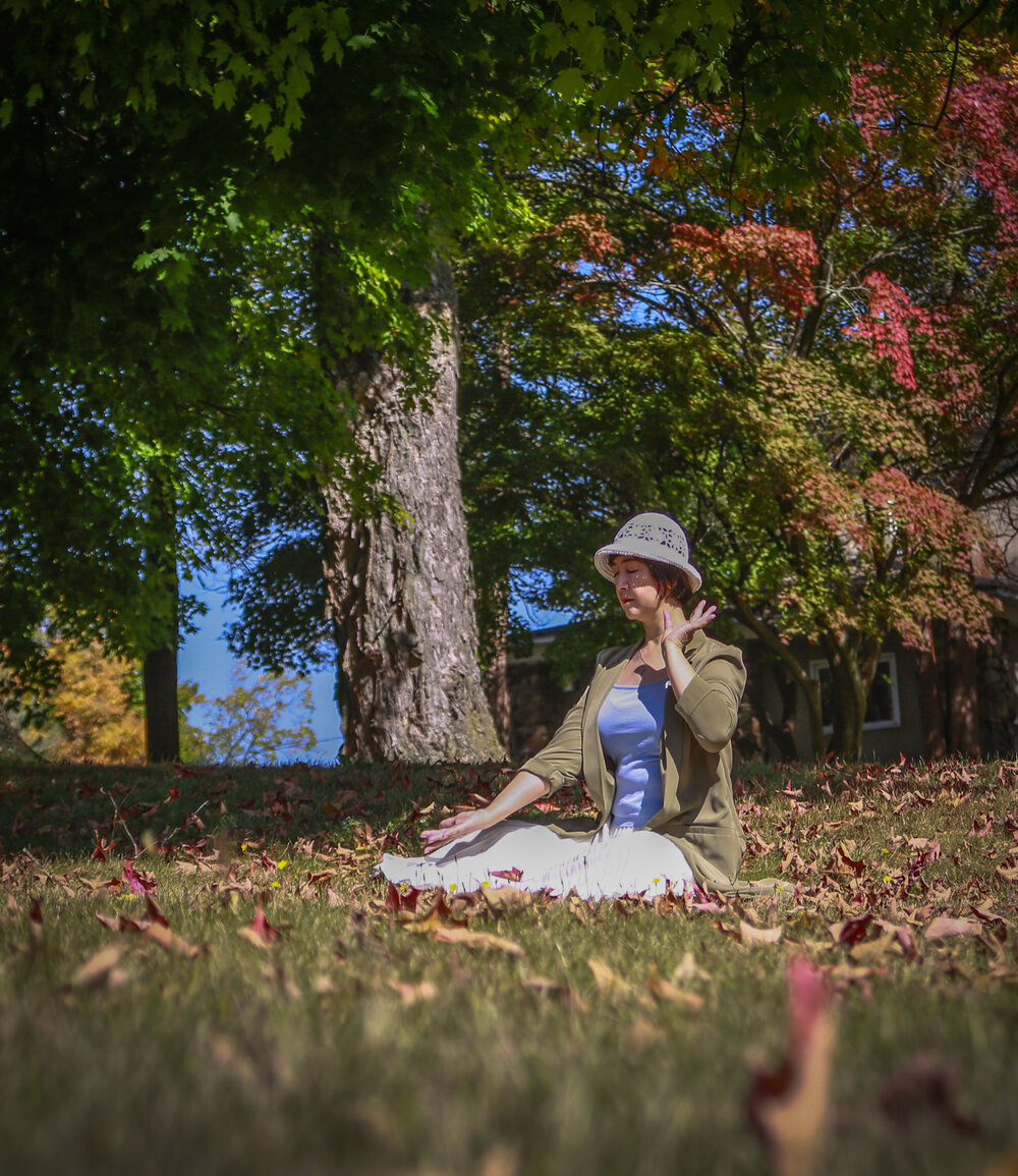 Jennifer doing the 5th Exercise of Falun Gong,  Reinforcing Supernatural Powers  on Oct 6, 2020 in a park in New York.  Photo by  Olivia Jingyi . 圖：曾錚2020年10月6日攝於紐約一公園修煉法輪功第五套功法《 神通加持法 》。攝影：吉林省攝影家協會成員  Olivia Jingyi