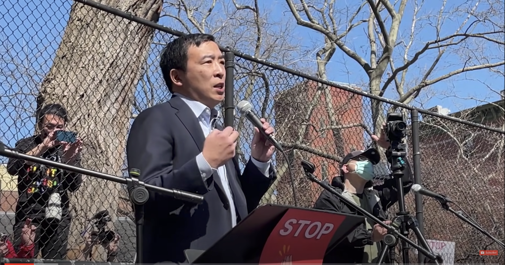 3月21日，楊安澤在紐約市的「亞裔維權」活動中發表演講。圖片來源：油管視頻截圖。